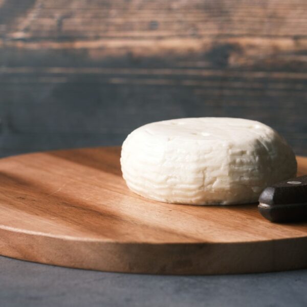 Chèvre frais cendré entier sur une planche en bois