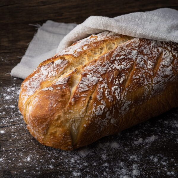 Miche de pain au levain farinée sur le plan de travail
