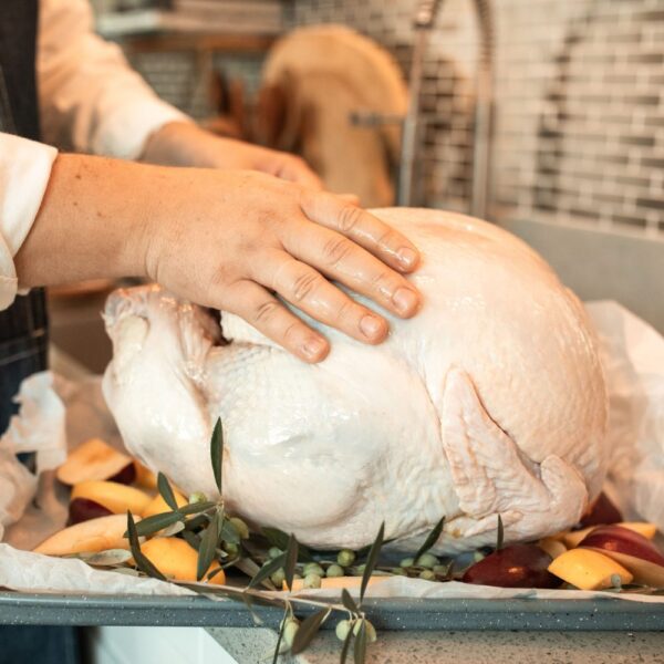 Poulet fermier entier préparé sur le plan de travail de la boutique