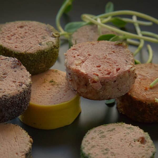 Terrines de campagne démoulées, poivre et herbes